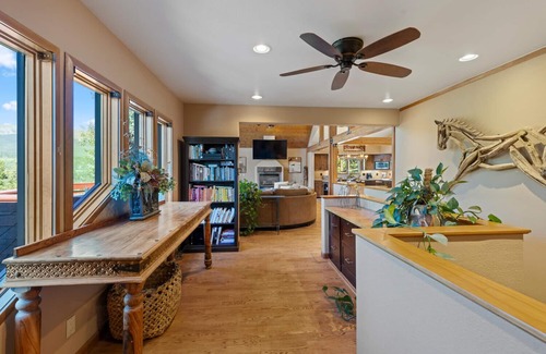 Forest Hills House | 3BD Stunning Views, Hot Tub, Dog-Friendly
