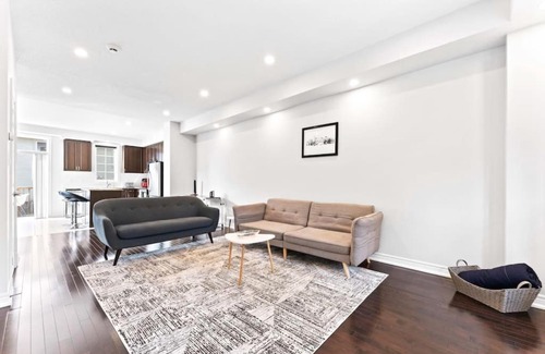Kitchener House | 3BD Townhouse-Wifi-Kitchen-Patio