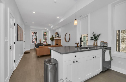 West Town Condo | 3BD West Town Gem: Explore the Windy City in Style