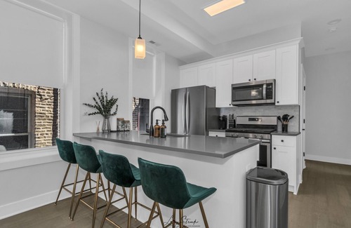 West Town Condo | 3BD West Town Gem: Explore the Windy City in Style