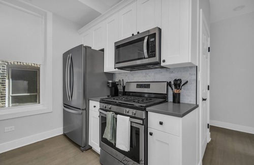 West Town Condo | 3BD West Town Gem: Explore the Windy City in Style