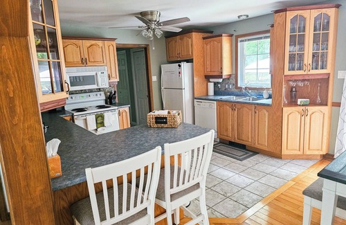 Gilford House | 3bd2ba hot tub, concerts, lake, game room, fire pit