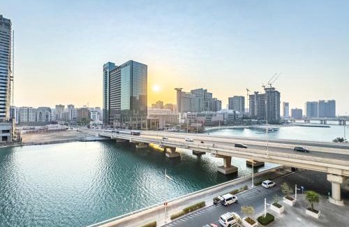 Abu Dhabi Apartment | 3BDR Duplex - 5 min walk from Cleveland, ADGM & Galleria Mall - Maryah Island & ADGM - Huge Balcony - Full Canal & City Views - Perfect for Families & Groups
