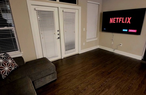 Barker House | 3BDRM TOWNHOUSE! 75IN TV.WIFI!