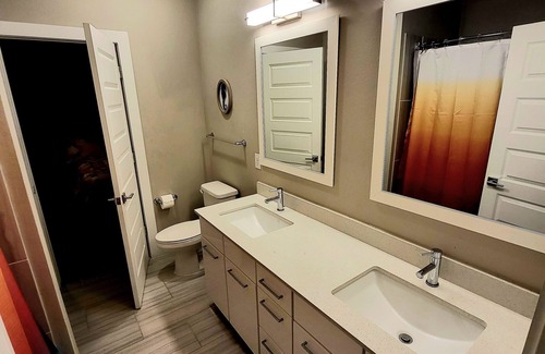 Barker House | 3BDRM TOWNHOUSE! 75IN TV.WIFI!