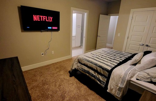 Barker House | 3BDRM TOWNHOUSE! 75IN TV.WIFI!
