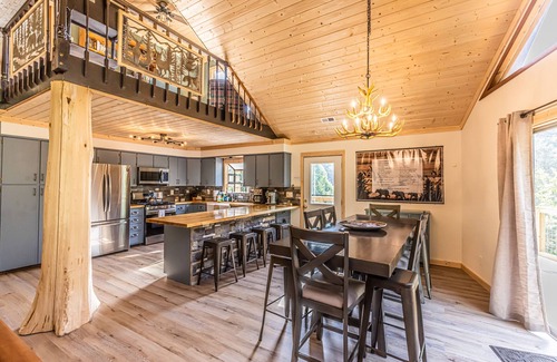 Bryson City House | 3BearsCabin-Views-Creek-Groups-3LittleBearsRetreat