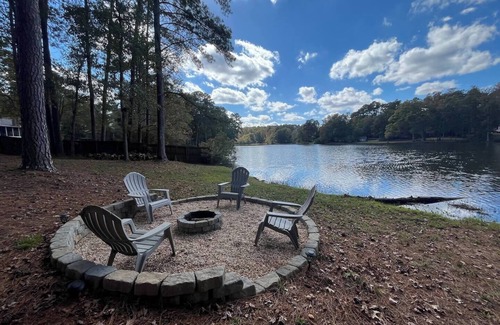 Evans House | 3bed/2bath Lake Front Home Available for Masters