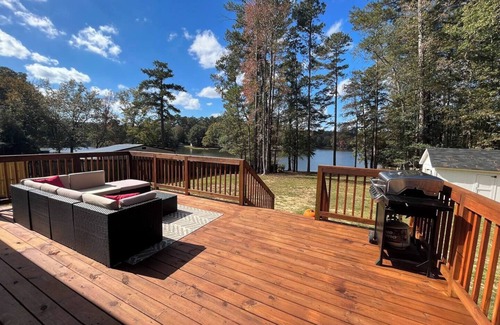 Evans House | 3bed/2bath Lake Front Home Available for Masters