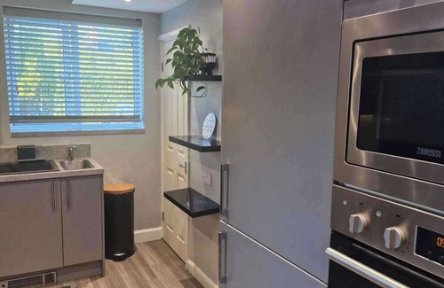 Broadheath House | 3Bedroom-Sleeps5-WiFi-SingleCarParking
