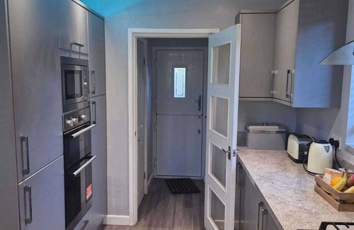Broadheath House | 3Bedroom-Sleeps5-WiFi-SingleCarParking