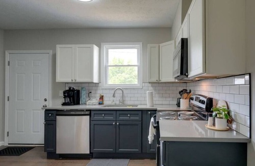 Columbus Villa | 3BR 1.5BA, Renovated, Full Unit