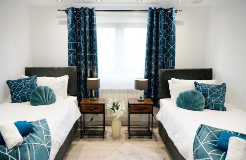 Bramcote House | 3BR,1 bathroom,1 shower,CCTV, Secure Free Parking,500Mb-WI Fi,Netflix,Fully Equiped kitchen,Perfect for business trip & Families holiday or working proffesionals-long term just 5 min from M1,10 min to City centre,Garden furniture to Relaxing in the garden