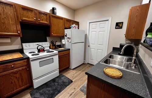 Newell House | 3br-1578ft 2 BR 2.5Bath Gated Corporate Rental, All Inclusive-Quality-Furnished.