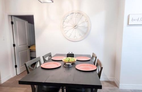 South Central Houston House | 3BR 1King 2Full 1Queen 1 Sofa Queen Beds DwnTwn Med Center