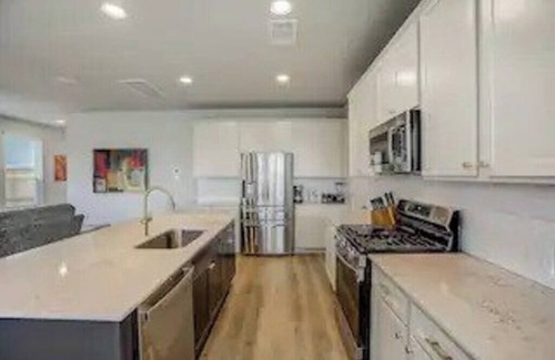 Travis County House | 3BR+2.5 BTH Oasis + Pool: F1 & 10M DT & Airport