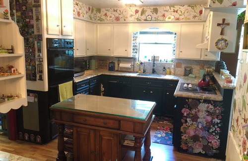 Memorial Northwest House | 3BR/2.5BA, saltwater pool, hot tub, alarm ~ The Salt Lick Retreat