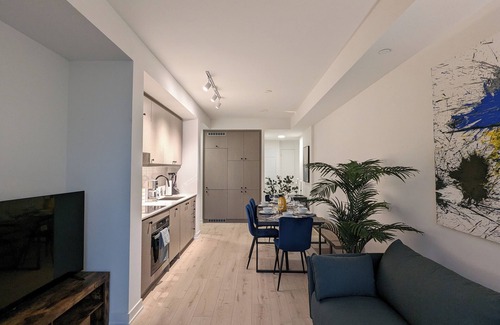 Niagara Condo | 3Br/2B KING BED Herman Miller + Sit Stand WFH Downtown King West Stackt Market
