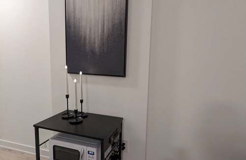 Niagara Condo | 3Br/2B KING BED Herman Miller + Sit Stand WFH Downtown King West Stackt Market