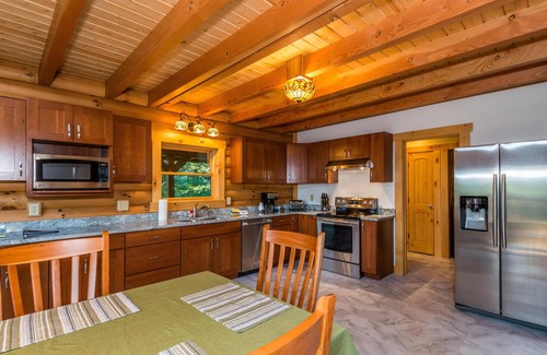 Helmsburg Cabin | 3BR, 2BA Log Cabin