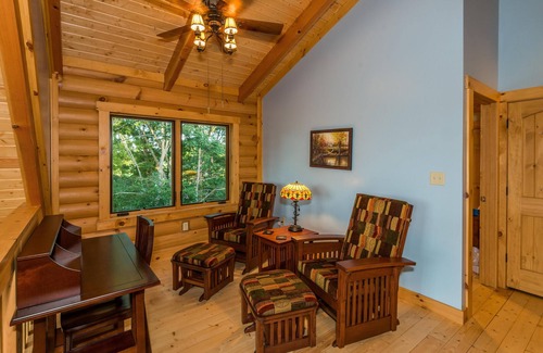 Helmsburg Cabin | 3BR, 2BA Log Cabin