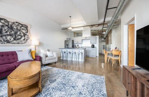 Crossroads Arts District Apartment | 3BR 2BA Luxury Historic Loft With Gym by ENVITAE