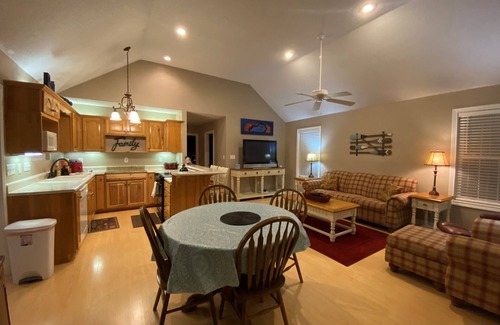 Sloans Valley Cabin | 3BR 3BA Cabin, with hot tub, 3 Pools, Boat Ramp with Dock 1 mile away.