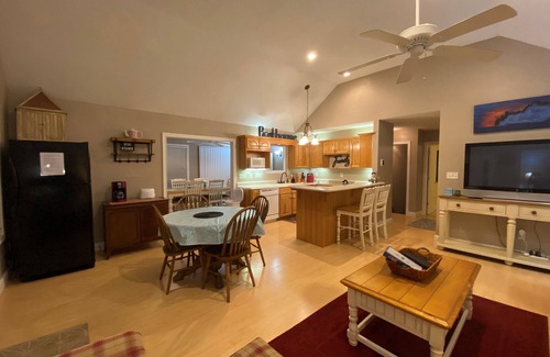 Sloans Valley Cabin | 3BR 3BA Cabin, with hot tub, 3 Pools, Boat Ramp with Dock 1 mile away.