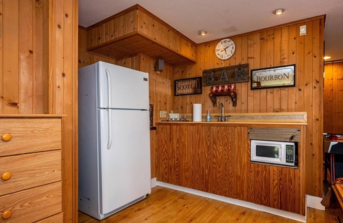 Helmsburg Cabin | 3BR, 3BA Log Cabin