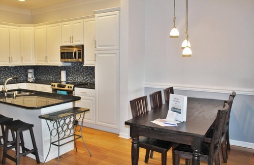 Waters Edge Condo | 3Br/3ba Townhouse with Garage and Pool access~ Folly Hill