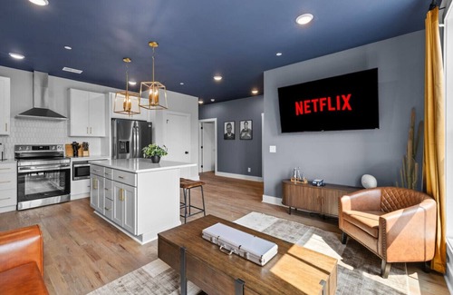 Talbot's Corner Apartment | 3BR Bachelor Retreat | Patio Hangouts| Sleeps 10!