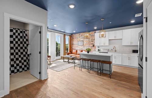 Talbot's Corner Apartment | 3BR Bachelor Retreat | Patio Hangouts| Sleeps 10!