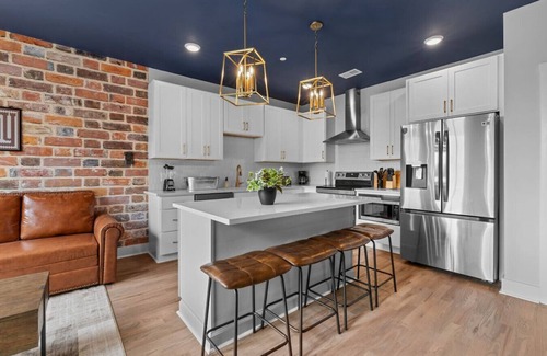Talbot's Corner Apartment | 3BR Bachelor Retreat | Patio Hangouts| Sleeps 10!