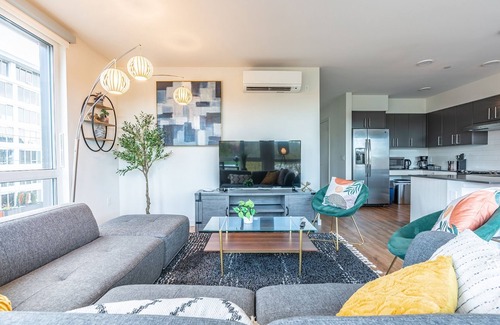 West Bellevue Apartment | 3BR | Balcony, Views, Gym | Bellevue | Sophari B