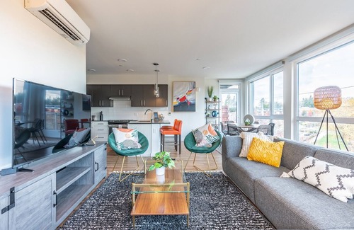 West Bellevue Apartment | 3BR | Balcony, Views, Gym | Bellevue | Sophari B