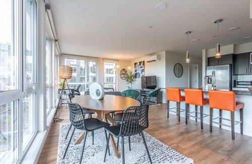 West Bellevue Apartment | 3BR | Balcony, Views, Gym | Bellevue | Sophari B