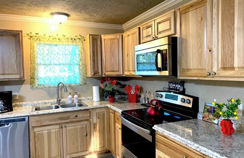 Magnolia House | 3BR Bohemian Home King/Queen+Free RV-Boat-Trailer Parking/Great for Long Stay!