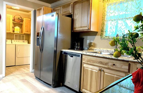 Magnolia House | 3BR Bohemian Home King/Queen+Free RV-Boat-Trailer Parking/Great for Long Stay!