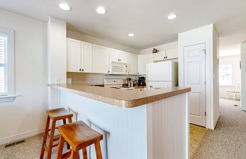 Bermuda Bay House | 3BR coastal retreat with pool, gym, W/D, & balcony