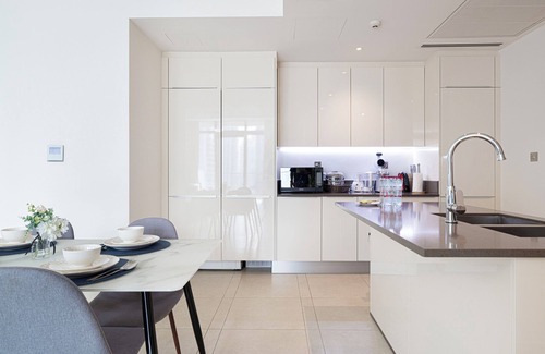 Dubai Media City Apartment | 3BR Full Marina View for 8 Near The Metro!