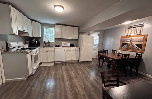 Wildwood House | 3BR Hampton Easy Downtown Access, quiet retreat with lots of privacy