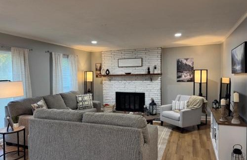 Knoxville Apartment | 3BR Holiday Home Sleeps 6 Fully Equipped Kitchen