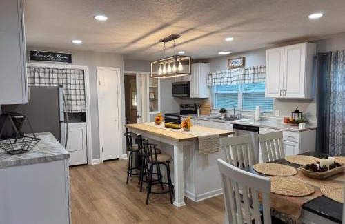 Knoxville Apartment | 3BR Holiday Home Sleeps 6 Fully Equipped Kitchen