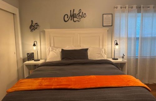 Knoxville Apartment | 3BR Holiday Home Sleeps 6 Fully Equipped Kitchen
