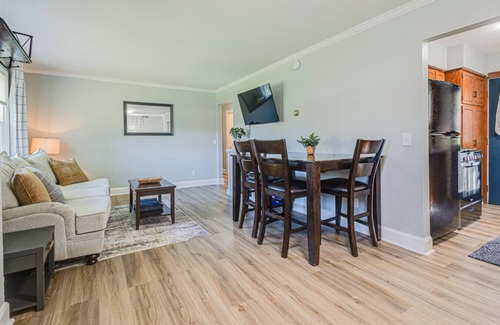 Maxwell House | 3BR Home | 1 Acre | Sleeps 6