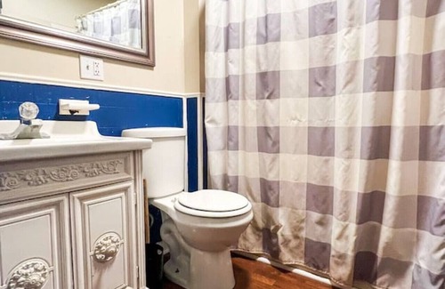 Near Eastside House | 3BR Home: 6 Beds, 4 TVs, Large Parking Area
