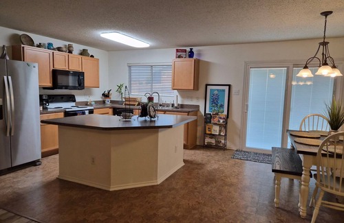 Southeast Arlington House | 3BR Home - Near AT&T Stadium, Globe Life Field, Six Flags & Downtown Arlington