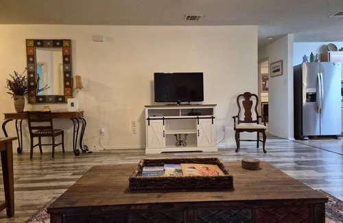 Southeast Arlington House | 3BR Home - Near AT&T Stadium, Globe Life Field, Six Flags & Downtown Arlington