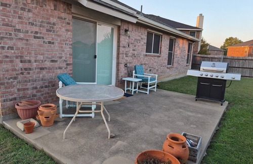 Southeast Arlington House | 3BR Home - Near AT&T Stadium, Globe Life Field, Six Flags & Downtown Arlington