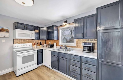 Green Bay House | 3BR Home Near Lambeau Hot Tub Kids & Dogs OK